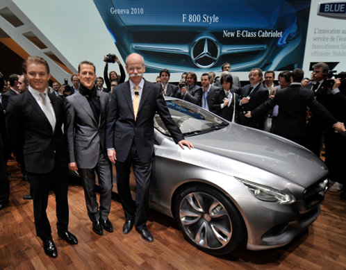 Nico Rosberg, Michael Schumacher şi preşedintele Mercedes-Benz, Dieter Zetsche, alături de Mercedes F800 Style concept