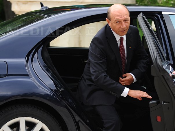 Imaginea articolului Traian Băsescu, în Covasna: Preşedintele şi soţia sa au vizitat Băile Balvanyos. Şeful statului nu a dorit să comenteze cazul stenogramelor apărute în presă