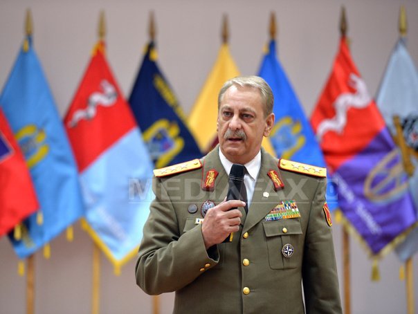 Imaginea articolului Preşedintele Băsescu l-a decorat cu "Steaua României" pe generalul Ioan Sorin, fost şef al Statului Major al Forţelor Terestre