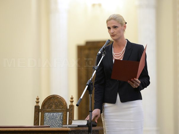Imaginea articolului Ramona Mănescu a depus jurământul de învestitură în funcţia de ministru al Transporturilor - FOTO