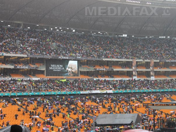 Imaginea articolului Corespondenţă din Johannesburg: Nelson Mandela, funeralii într-un oraş blocat de trafic şi ploaie şi printre scandări tribale - FOTO