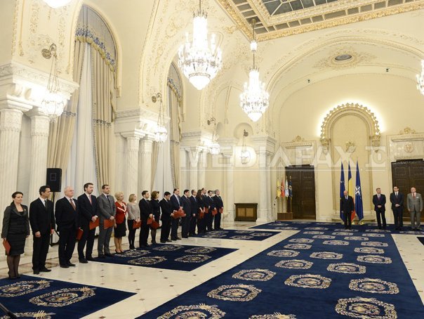 Imaginea articolului Noii miniştri ai Cabinetului Ponta III au depus jurământul la Palatul Cotroceni. Băsescu: "Mă impresionează numărul mare de miniştri tineri"