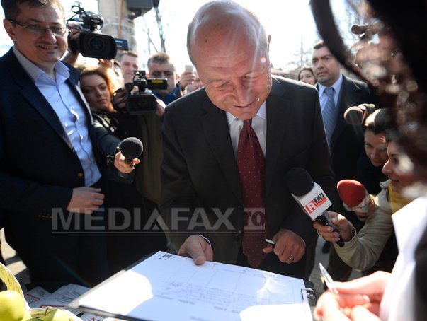 Imaginea articolului Băsescu a semnat petiţia Partidului Mişcarea Populară pentru respingerea taxei suplimentare la carburant - FOTO