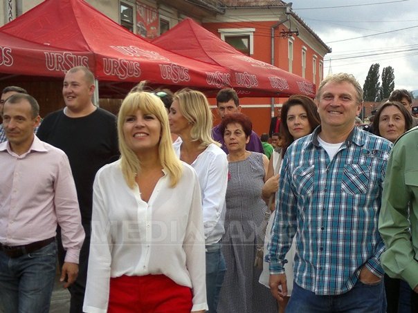 Imaginea articolului Udrea: "Sunt convinsă că românii vor vota o femeie la Preşedinţie în acest an". Candidatul PMP s-a fotografiat cu oamenii şi a mâncat mici la Zilele Sebeşului - GALERIE FOTO