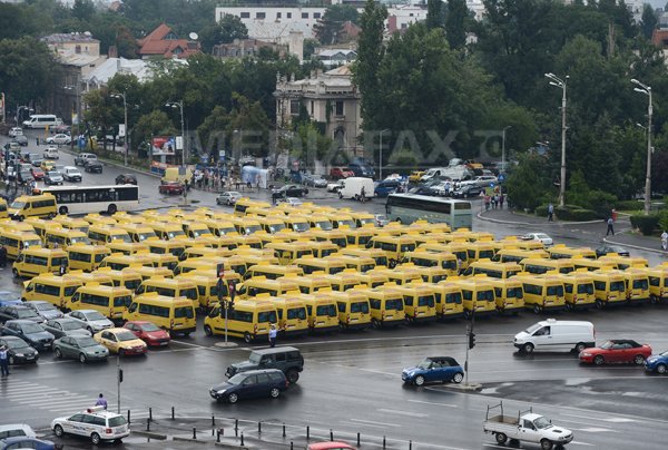 Imaginea articolului România donează Republicii Moldova 100 de microbuze pentru transportul elevilor