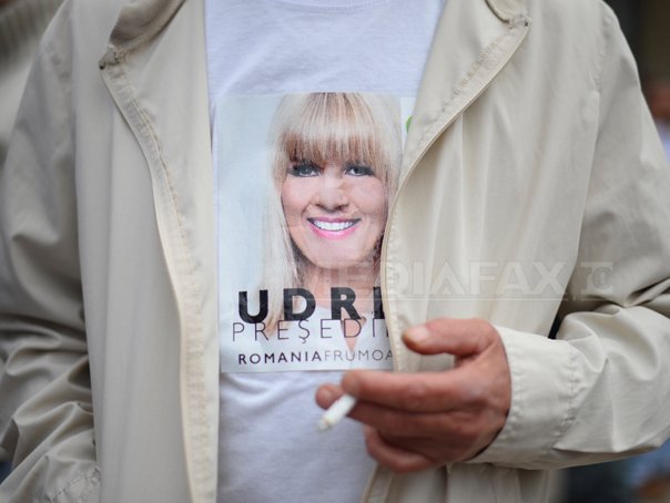 Imaginea articolului REPORTAJ: Elena Udrea, candidatură marcată printr-un marş antiguvernamental. La final, o ieşire la berărie - FOTO