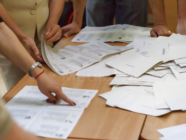 Imaginea articolului ANALIZĂ: Aproape jumătate din alegători figurează că au semnat pentru candidaţii la prezidenţiale. BEC verifică ”la ochi”