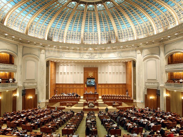 Imaginea articolului Cum văd parlamentarii campania prezidenţială: Atipică, fără precedent, "o răfuială" cu "lovituri de teatru"