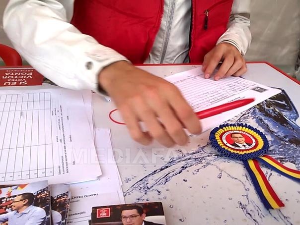 Imaginea articolului REPORTAJ: Panotajul electoral care încalcă legea, menţinut în a doua săptămână de campanie prezidenţială. Echipa lui Victor Ponta foloseşte cocarde tricolore - FOTO, VIDEO