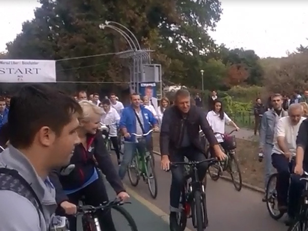 Imaginea articolului Iohannis a parcurs distanţa de la partid la Parlament pe bicicletă, însoţit de tineri şi parlamentari - VIDEO
