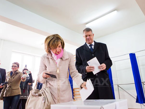 Imaginea articolului ALEGERI PREZIDENŢIALE 2014 - Iohannis, la vot cu soţia sa, a cărei zi de naştere este duminică: Am votat pentru o Românie normală