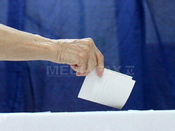 Imaginea articolului ALEGERI PREZIDENŢIALE, turul II - Cu cine votează politicienii. DECLARAŢII de la secţiile de votare - FOTO, LIVE TEXT
