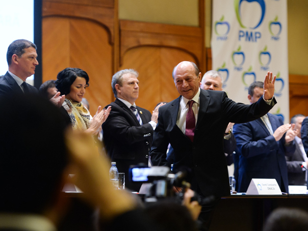 Imaginea articolului ANALIZĂ: Congres PMP cu Traian Băsescu şi gust de mere verzi