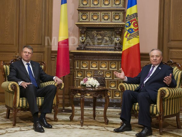 Imaginea articolului REPORTAJ: Preşedintele Klaus Iohannis, primit la Chişinău cu scandări de unire - VIDEO
