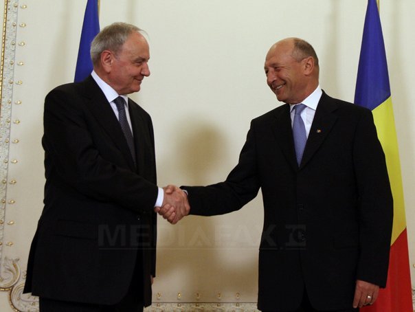 Imaginea articolului Preşedintele Republicii Moldova, Nicolae Timofti, i-a acordat Ordinul "Ştefan cel Mare" lui Traian Băsescu