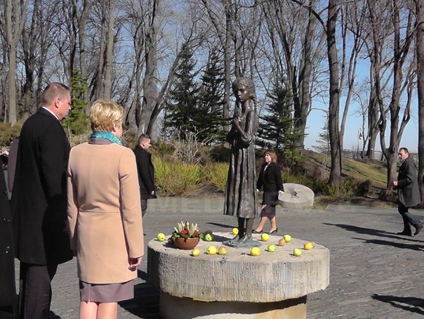 Imaginea articolului Klaus Iohannis, momente de reculegere la Monumentul Victimelor Holodomorului şi la Maidan - VIDEO