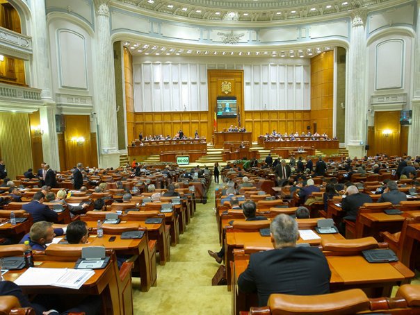 Imaginea articolului Moţiunea de cenzură a PNL a fost citită în plenul Parlamentului - FOTO