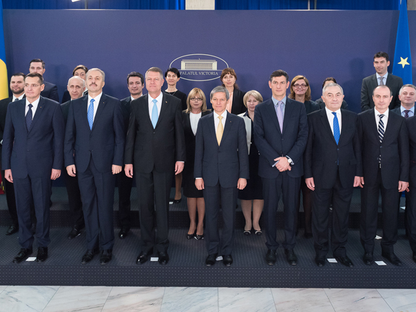 Imaginea articolului Premierul se declară deranjat că în fotografia Guvernului doamnele au fost aşezate în spate: O să refacem poza