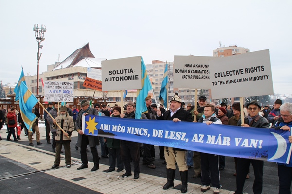 Imaginea articolului MITING organizat la Miercurea Ciuc pentru autonomia Ţinutului Secuiesc: "Soluţia - autonomia", "Vrem autonomie, nu izolare" - FOTO