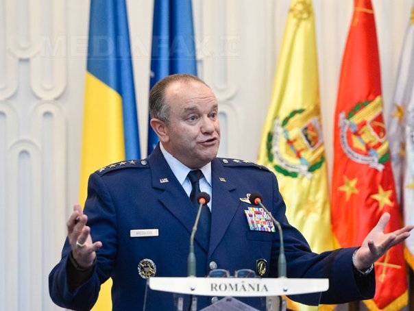 Imaginea articolului Iohannis l-a decorat pe generalul Philip Breedlove, fostul comandant NATO în Europa