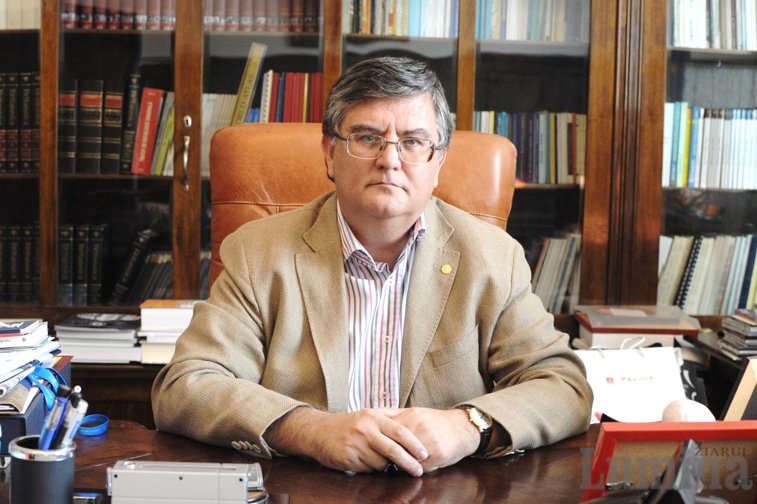 Imaginea articolului Cioloş îl propune pe rectorul Universităţii din Bucureşti, Mircea Dumitru, ministru al Educaţiei. Care sunt propunerile pentru Transporturi si Relaţiile cu Românii de Pretutindeni