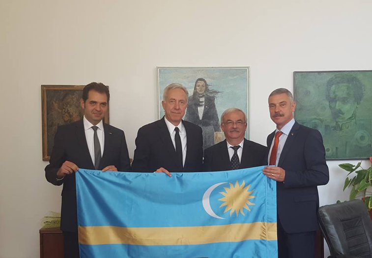 Imaginea articolului Ambasadorul SUA, fotografiat cu steagul secuiesc la Covasna/ Antal Arpad: L-am întrebat dacă drepturile religioase sunt respectate în România în condiţiile confiscării bunurilor bisericeşti