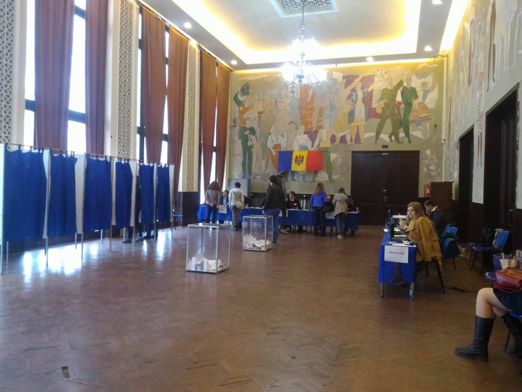 Imaginea articolului Basarabenii din România votează la prezidenţiale pentru un şef de stat pro-european