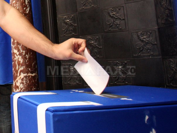 Imaginea articolului INCIDENTE LA VOT. Şeful unei secţii de votare din Bârlad, criză de epilepsie/La Alba, ştampilele inscripţionate greşit pot fi utilizate/Arad: Femeie cercetată după ce a încercat să voteze, deşi are interzis acest drept