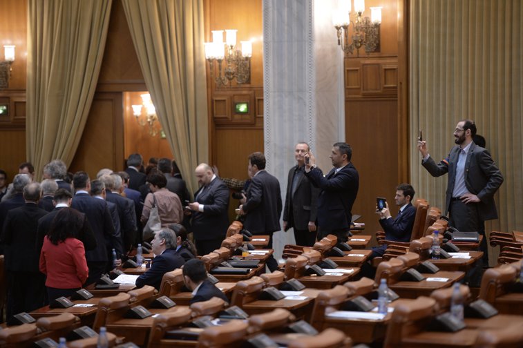 Imaginea articolului Preşedintele Iohannis a promulgat legea care interzice parlamentarilor să conducă activităţi comerciale
