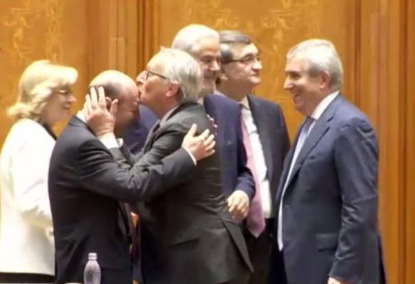 Imaginea articolului FOTO, VIDEO Momentul în care preşedintele CE Jean Claude Juncker l-a PUPAT pe frunte pe Traian Băsescu