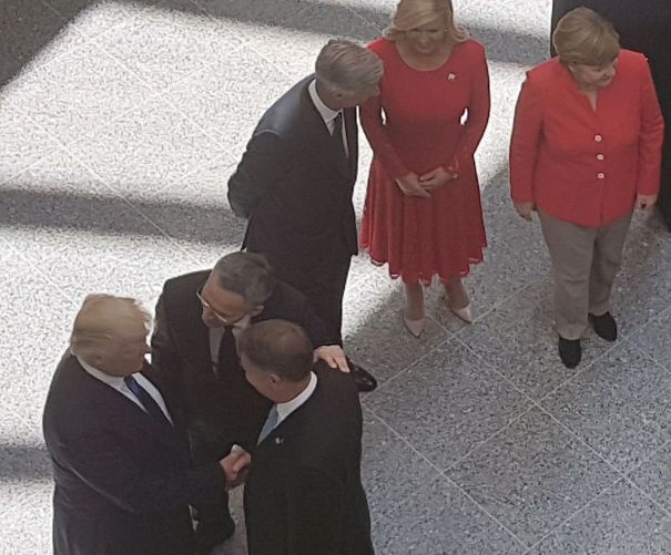 Imaginea articolului FOTO Klaus Iohannis, prezent la primul summit NATO la care participă preşedintele SUA. Scurte întâlniri cu Donald Trump şi Emmanuel Macron