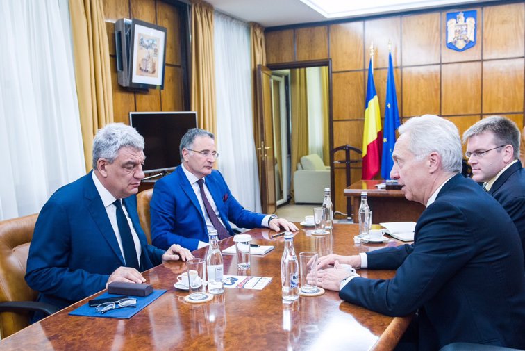 Imaginea articolului Premierul, întâlnire cu Hans Klemm, ambasadorul SUA în România. AmCham, organizaţia investitorilor americani, a criticat anterior programul economic al noului Executiv