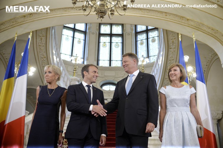 Imaginea articolului FOTO, VIDEO | Macron la Bucureşti - o vizită în întârziere ”au ralenti”. Preşedinţii şi soţiile lor nu au grăbit vizita la Muzeul Satului, amânând recepţia de la Palatul Cotroceni