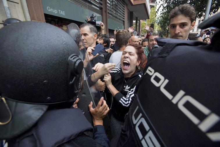 Imaginea articolului DEMOCRAŢIE SUB ASEDIU. Cum a ajuns Catalonia teatrul unui mini-război civil