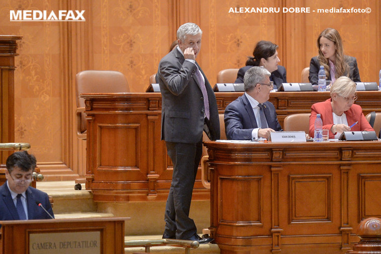 Imaginea articolului Gest obscen. Florin Iordache le-a arătat degetul mijlociu reprezentanţilor Opoziţiei în timpul dezbaterilor din Camera Deputaţilor | FOTO