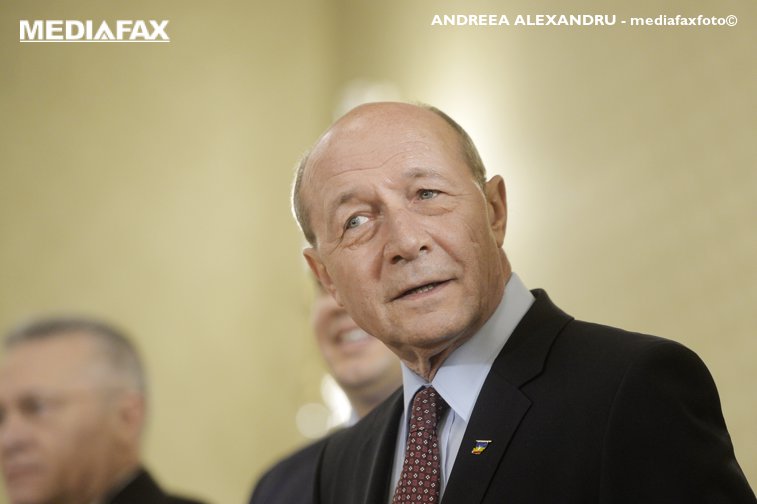 Imaginea articolului Băsescu nu vede pe nimeni capabil să-l învingă pe Dragnea: PSD, populat cu porci şi hipopotami şi un singur dresor