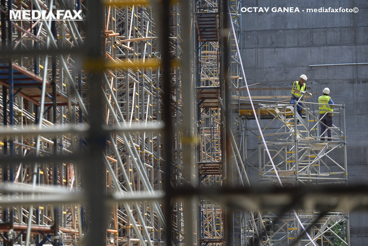 Imaginea articolului Teodorovici: Angajaţii din construcţii rămân asiguraţi/ Pot fi salarii minime diferite în alte domenii