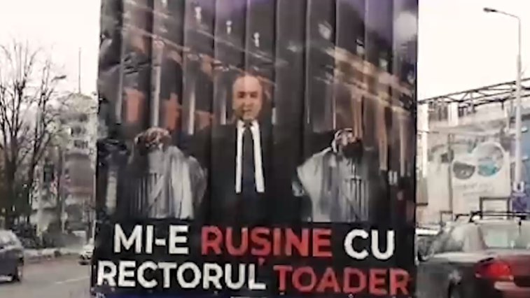 Imaginea articolului IMAGINILE ZILEI: Un banner cu Tudorel Toader, plimbat prin Iaşi de o asociaţie ce îi cere demisia din funcţia de rector