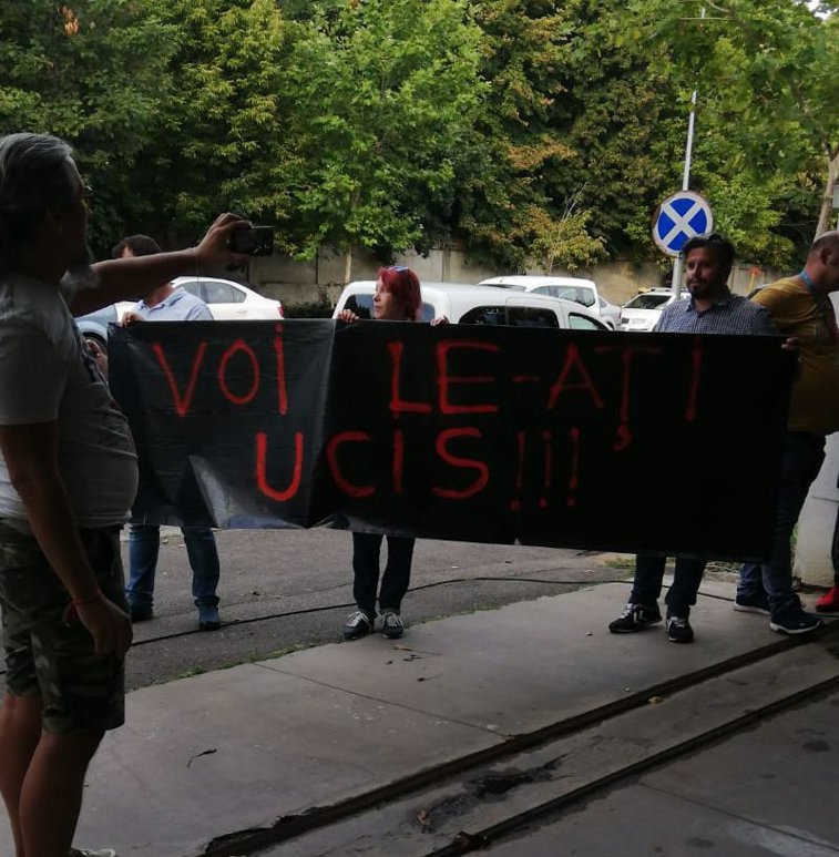 Imaginea articolului Incident la finalul CEx. Câţiva protestatari au blocat ieşirea maşinii lui Firea din curtea PSD/ Dăncilă a evitat să facă declaraţii la finalul CEx. Premierul a plecat pe o ieşire laterală