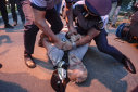Imaginea articolului Incident la CEx PSD. Protestatarul „Ceauşescu”, încătuşat în faţa sediului social-democraţilor din Kiseleff | FOTO, VIDEO