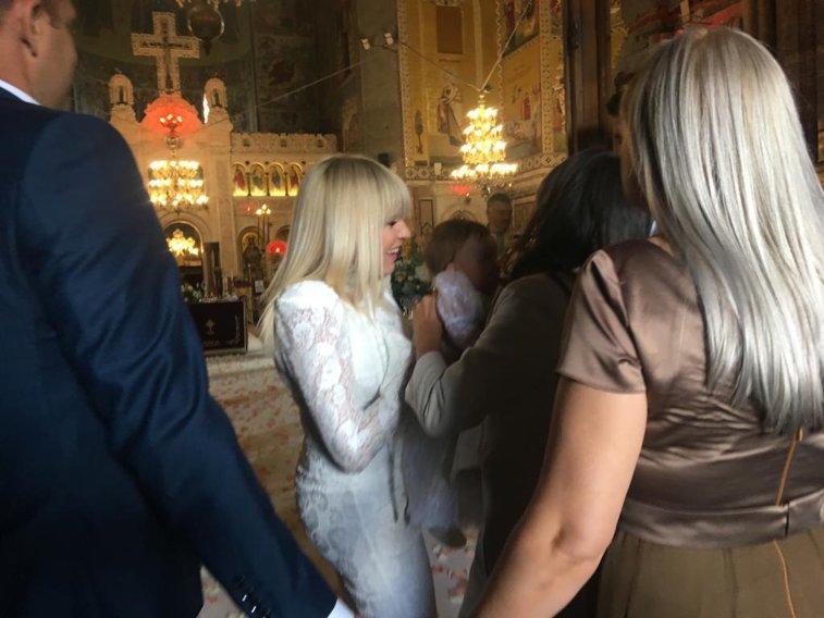Imaginea articolului Elena Udrea şi-a botezat fetiţa la Mănăstirea Caşin din Capitală. Printre invitaţi, Traian Băsescu - FOTO, VIDEO 