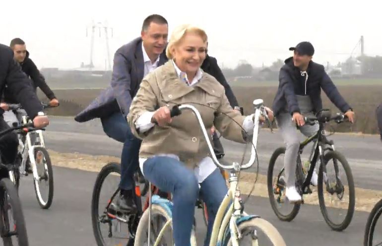 Copyright Cordelia murderer Viorica Dăncilă, pe bicicletă la inaugurarea Centurii Bacău, primii  kilometri de autostradă din Moldova - VIDEO