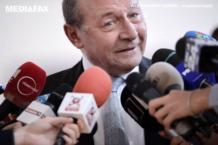 Imaginea articolului Traian Băsescu îndeamnă tinerii să iasă la vot: Alegerile, un moment fundamental de schimb de generaţii - VIDEO