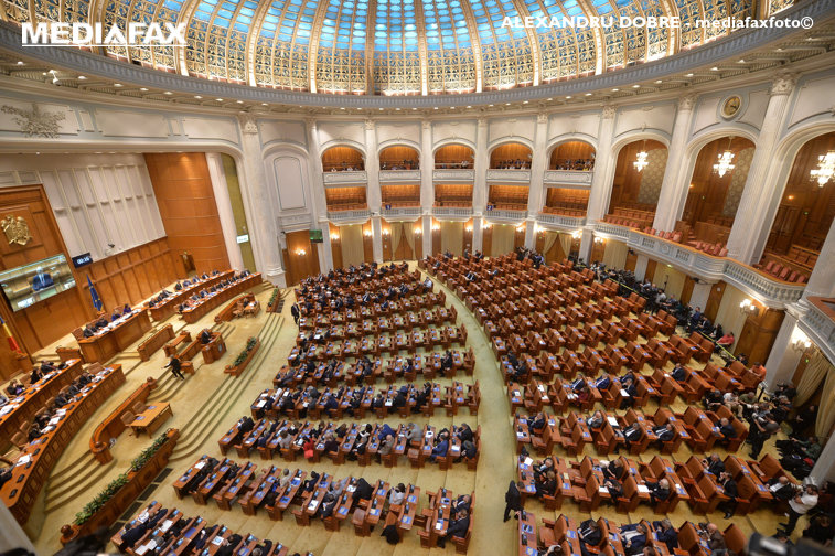 Imaginea articolului VIDEO. Prima asumare de răspundere în Parlament a Guvernului Orban. Executivul a renunţat la măsura pensionării anticipate a magistraţilor / Amendamentele privind modificarea ţintei de deficit bugetar, respinse