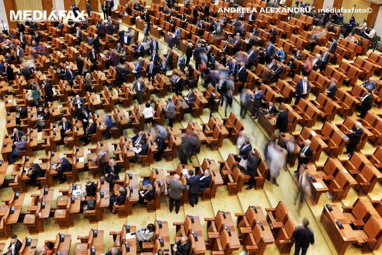 Imaginea articolului Parlamentarii nu sunt atenţi la ce legi trebuie să voteze, iar atunci când sunt îi cam "bate" tehnologia | VIDEO