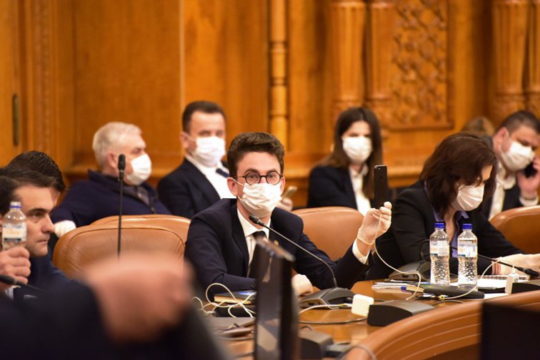 Imaginea articolului VIDEO Cum a decurs şedinţa din Parlament de prelungire a stării de urgenţă care l-a nemulţumit pe Iohannis
