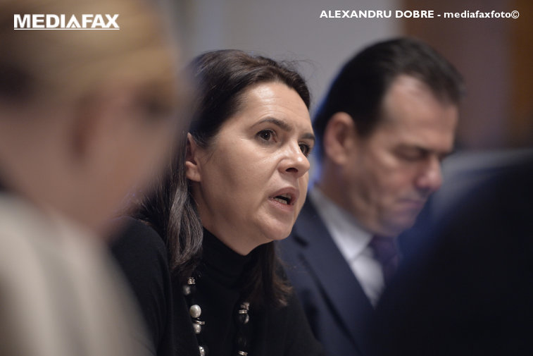 Imaginea articolului Adriana Săftoiu (PNL), după ce Orban a fost surprins fumând în birou: Îmi place scuza că toţi suntem oameni