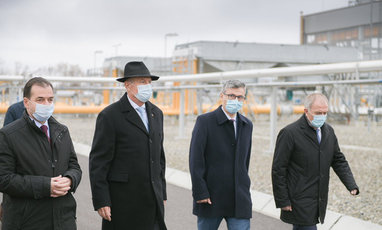 Imaginea articolului Ziua cârtiţei pentru gazoductul BRUA. În trei luni, alături de Klaus Iohannis, premierul trece prin acelaşi loc
