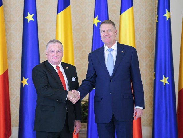Glass Iohanis decorated the Ambassador of the United States in Bucharest