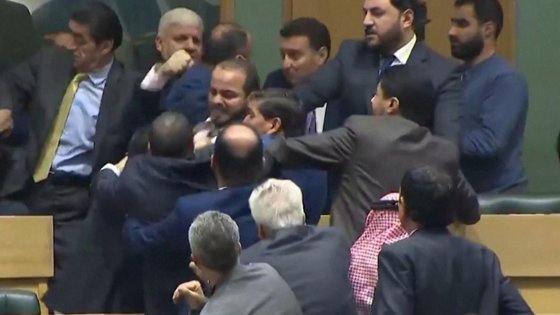 Imaginea articolului Bătaie în Parlamentul din Iordania. Aleşii neamului şi-au împărţit pumni şi palme în văzul lumii
